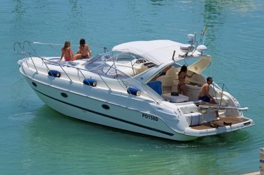 İtalya, Sicilya, Akdeniz, Marina di Ragusa (Ragusa Eyaleti); 14 Haziran 2020, limanda lüks bir yatta insanlar - EDITORIAL