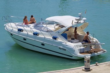 İtalya, Sicilya, Akdeniz, Marina di Ragusa (Ragusa Eyaleti); 14 Haziran 2020, limanda lüks bir yatta insanlar - EDITORIAL