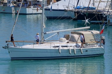 İtalya, Sicilya, Akdeniz, Marina di Ragusa (Ragusa ili); 14 Haziran 2020, limandaki bir yelkenli teknesinde insanlar - EDITORIAL