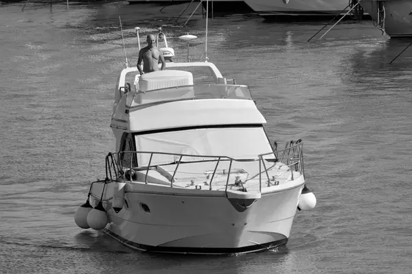 イタリア シチリア島 地中海 マリーナ ラグーザ ラグーザ州 6月2020 ポート内の豪華ヨット上の男 編集部 — ストック写真