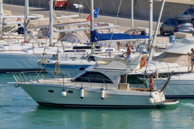 İtalya, Sicilya, Akdeniz, Marina di Ragusa (Ragusa Eyaleti); 14 Haziran 2020, limanda lüks bir yatta insanlar - EDITORIAL