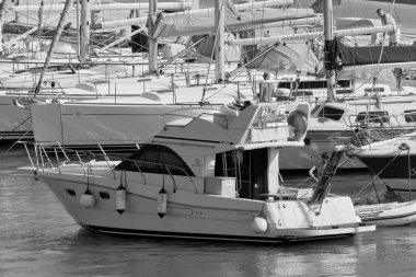 İtalya, Sicilya, Akdeniz, Marina di Ragusa (Ragusa Eyaleti); 14 Haziran 2020, limanda lüks bir yatta insanlar - EDITORIAL