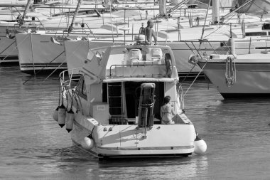 İtalya, Sicilya, Akdeniz, Marina di Ragusa (Ragusa Eyaleti); 14 Haziran 2020, limanda lüks bir yatta insanlar - EDITORIAL