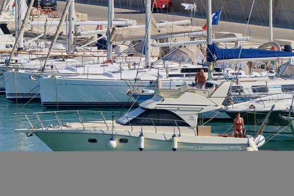 Italien Sicilien Medelhavet Marina Ragusa Ragusaprovinsen Juni 2020 Människor Lyxyacht — Stockfoto