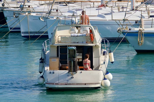 Italien Sicilien Medelhavet Marina Ragusa Ragusaprovinsen Juni 2020 Människor Lyxyacht — Stockfoto