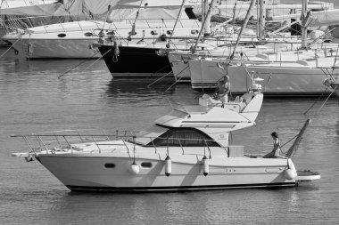 İtalya, Sicilya, Akdeniz, Marina di Ragusa (Ragusa Eyaleti); 14 Haziran 2020, limanda lüks bir yatta insanlar - EDITORIAL