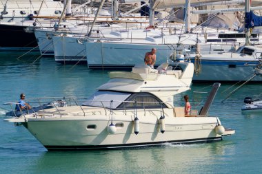 İtalya, Sicilya, Akdeniz, Marina di Ragusa (Ragusa Eyaleti); 14 Haziran 2020, limanda lüks bir yatta insanlar - EDITORIAL