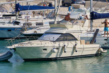 İtalya, Sicilya, Akdeniz, Marina di Ragusa (Ragusa Eyaleti); 14 Haziran 2020, limanda lüks bir yatta bir adam - EDITORIAL