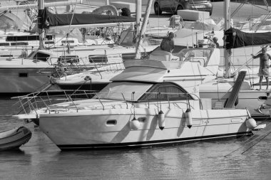 İtalya, Sicilya, Akdeniz, Marina di Ragusa (Ragusa Eyaleti); 14 Haziran 2020, limanda lüks bir yatta bir adam - EDITORIAL