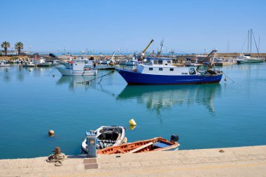 İtalya, Akdeniz, Sicilya, Scoglitti (Ragusa Eyaleti), limanda ahşap balıkçı tekneleri