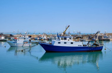 İtalya, Akdeniz, Sicilya, Scoglitti (Ragusa Eyaleti), limanda ahşap balıkçı tekneleri