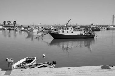 İtalya, Akdeniz, Sicilya, Scoglitti (Ragusa Eyaleti), limanda ahşap balıkçı tekneleri