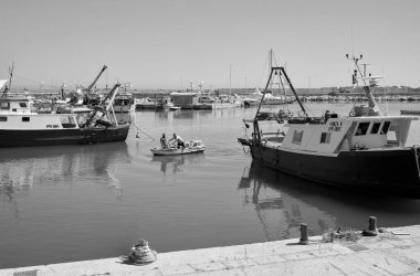 İtalya, Akdeniz, Sicilya, Scoglitti (Ragusa Eyaleti); 18 Haziran 2020, limanda balıkçılar ve ahşap balıkçı tekneleri - EDITORIAL