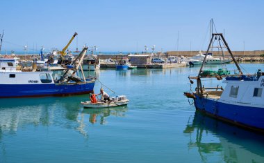 İtalya, Akdeniz, Sicilya, Scoglitti (Ragusa Eyaleti); 18 Haziran 2020, limanda balıkçılar ve ahşap balıkçı tekneleri - EDITORIAL