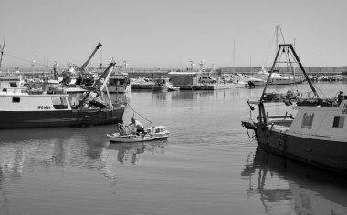 İtalya, Akdeniz, Sicilya, Scoglitti (Ragusa Eyaleti); 18 Haziran 2020, limanda balıkçılar ve ahşap balıkçı tekneleri - EDITORIAL