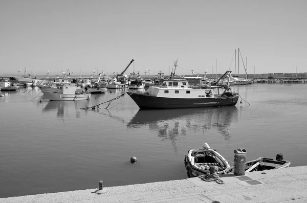 이탈리아 지중해 시칠리아 라구사 항구에 목선들 — 스톡 사진