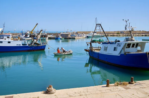 İtalya, Akdeniz, Sicilya, Scoglitti (Ragusa Eyaleti); 18 Haziran 2020, limanda balıkçılar ve ahşap balıkçı tekneleri - EDITORIAL