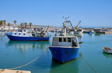 İtalya, Akdeniz, Sicilya, Scoglitti (Ragusa Eyaleti), limanda ahşap balıkçı tekneleri