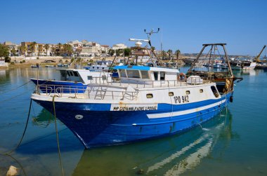 İtalya, Akdeniz, Sicilya, Scoglitti (Ragusa ili); 18 Haziran 2020, limanda ahşap balıkçı tekneleri - EDITORIAL