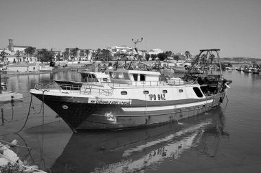 İtalya, Akdeniz, Sicilya, Scoglitti (Ragusa ili); 18 Haziran 2020, limanda ahşap balıkçı tekneleri - EDITORIAL