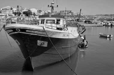 İtalya, Akdeniz, Sicilya, Scoglitti (Ragusa Eyaleti); 18 Haziran 2020, balıkçılar limandaki ahşap bir balıkçı teknesinden balıkları boşalttılar.