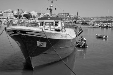 İtalya, Akdeniz, Sicilya, Scoglitti (Ragusa Eyaleti); 18 Haziran 2020, balıkçılar limandaki ahşap bir balıkçı teknesinden balıkları boşalttılar.