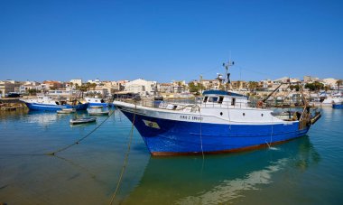 İtalya, Akdeniz, Sicilya, Scoglitti (Ragusa Eyaleti), limanda ahşap balıkçı tekneleri