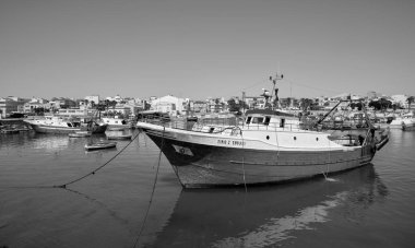 İtalya, Akdeniz, Sicilya, Scoglitti (Ragusa Eyaleti), limanda ahşap balıkçı tekneleri