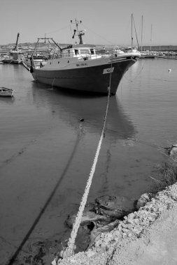 İtalya, Akdeniz, Sicilya, Scoglitti (Ragusa Eyaleti), limanda ahşap balıkçı teknesi