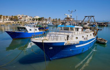 İtalya, Akdeniz, Sicilya, Scoglitti (Ragusa ili); 18 Haziran 2020, limanda ahşap balıkçı tekneleri - EDITORIAL