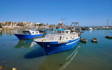İtalya, Akdeniz, Sicilya, Scoglitti (Ragusa ili); 18 Haziran 2020, limanda ahşap balıkçı tekneleri - EDITORIAL