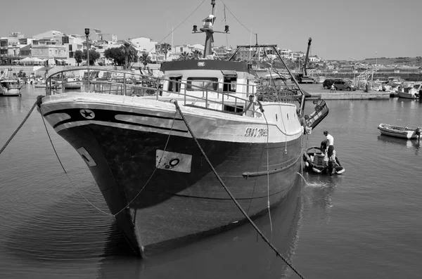 意大利 地中海 西西里 斯科普里 拉古萨省 2020年6月18日 渔民在港口从一艘木制渔船卸下鱼 Editorial — 图库照片