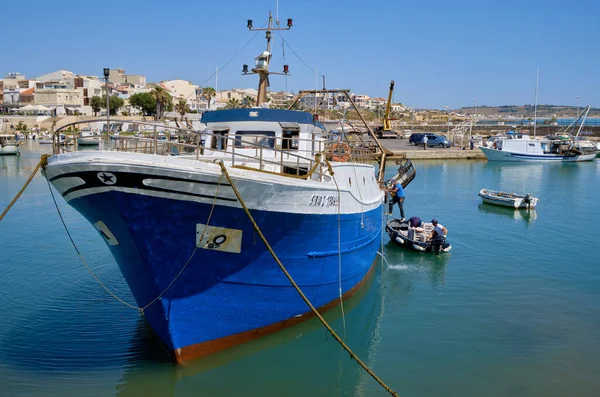 Itálie Středozemní Moře Sicílie Scoglitti Provincie Ragusa Června 2020 Rybáři — Stock fotografie