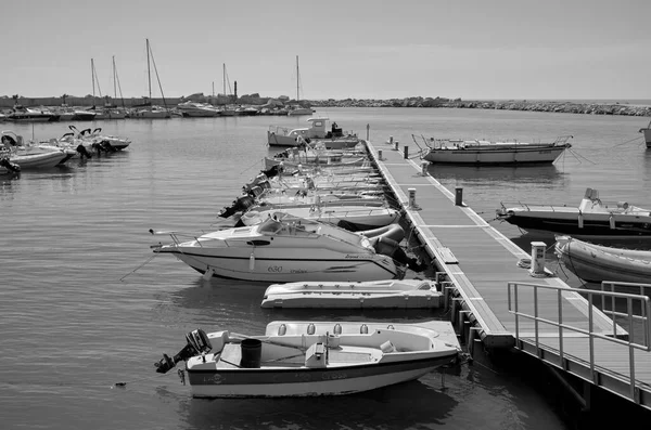 Italien Sicilien Medelhavet Scoglitti Ragusaprovinsen Juni 2020 Motorbåtar Och Lyxbåtar — Stockfoto
