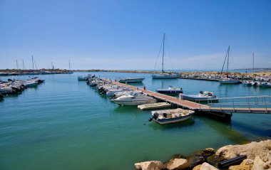 İtalya, Sicilya, Akdeniz, Scoglitti (Ragusa Eyaleti); 18 Haziran 2020, limanda motorlu tekne ve lüks yatlar - EDITORIAL