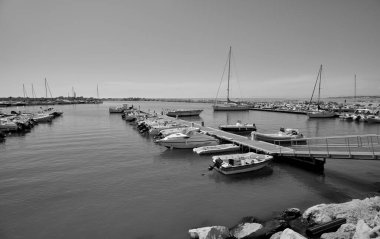 İtalya, Sicilya, Akdeniz, Scoglitti (Ragusa Eyaleti); 18 Haziran 2020, limanda motorlu tekne ve lüks yatlar - EDITORIAL