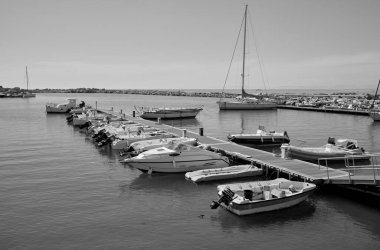 İtalya, Sicilya, Akdeniz, Scoglitti (Ragusa Eyaleti); 18 Haziran 2020, limanda motorlu tekne ve lüks yatlar - EDITORIAL