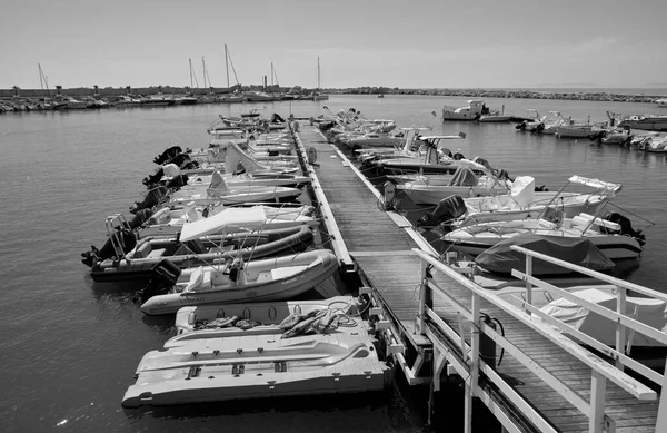 意大利 西西里 地中海 斯科普里蒂 拉古萨省 2020年6月18日 港口内的汽艇和豪华游艇 Editorial — 图库照片