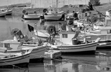 İtalya, Sicilya, Scoglitti (Ragusa Eyaleti), 18 Haziran 2020, limanda Sicilya ahşap balıkçı tekneleri - EDITORIAL