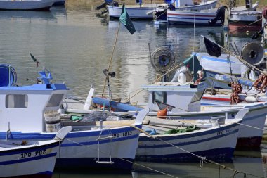 İtalya, Sicilya, Scoglitti (Ragusa Eyaleti), 18 Haziran 2020, limanda Sicilya ahşap balıkçı tekneleri - EDITORIAL