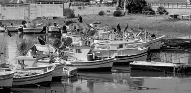 İtalya, Sicilya, Scoglitti (Ragusa Eyaleti), 18 Haziran 2020, limanda Sicilya ahşap balıkçı tekneleri - EDITORIAL