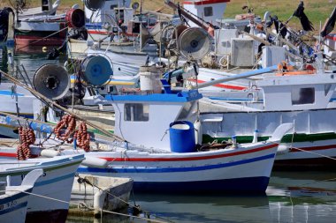 İtalya, Sicilya, Scoglitti (Ragusa Eyaleti), 18 Haziran 2020, limanda Sicilya ahşap balıkçı tekneleri - EDITORIAL