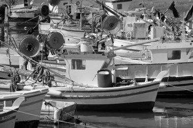 İtalya, Sicilya, Scoglitti (Ragusa Eyaleti), 18 Haziran 2020, limanda Sicilya ahşap balıkçı tekneleri - EDITORIAL