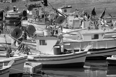 İtalya, Sicilya, Scoglitti (Ragusa Eyaleti), 18 Haziran 2020, limanda Sicilya ahşap balıkçı tekneleri - EDITORIAL