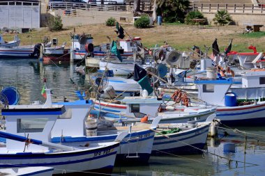 İtalya, Sicilya, Scoglitti (Ragusa Eyaleti), 18 Haziran 2020, limanda Sicilya ahşap balıkçı tekneleri - EDITORIAL