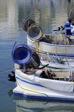 İtalya, Sicilya, Scoglitti (Ragusa Eyaleti), 18 Haziran 2020, limanda Sicilya ahşap balıkçı tekneleri - EDITORIAL