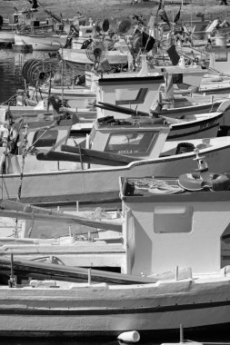 İtalya, Sicilya, Scoglitti (Ragusa Eyaleti), 18 Haziran 2020, limanda Sicilya ahşap balıkçı tekneleri - EDITORIAL