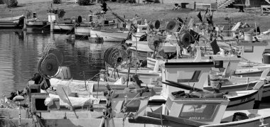 İtalya, Sicilya, Scoglitti (Ragusa Eyaleti), 18 Haziran 2020, limanda Sicilya ahşap balıkçı tekneleri - EDITORIAL