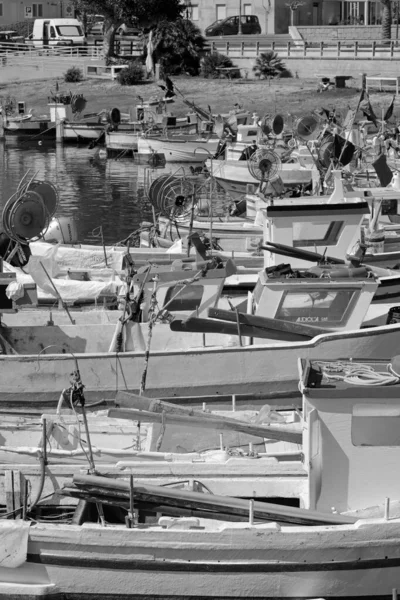 意大利 西西里 斯科普里 拉古萨省 2020年6月18日 港口的镰状木制渔船 Editorial — 图库照片