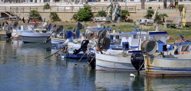 İtalya, Sicilya, Scoglitti (Ragusa Eyaleti), 18 Haziran 2020, limanda Sicilya ahşap balıkçı tekneleri - EDITORIAL